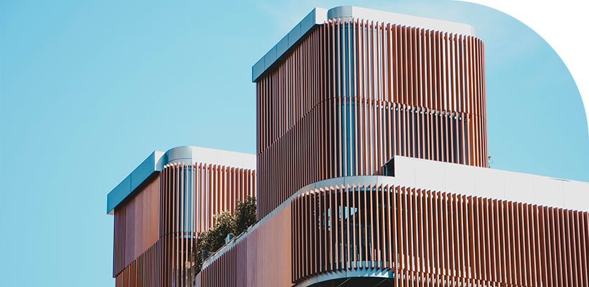Lors d'un achat en VEFA (Vente en l'État Futur d'Achèvement), le prix du logement n'est pas réglé en une seule fois. Le financement suit l'avancement réel des travaux grâce à un système d'appels de fonds encadré par le Code de la construction et de l'habitation. Mais alors, quand faut-il payer ? Quels sont les pourcentages autorisés ? Comment la banque débloque-t-elle les fonds et quels sont les dispositifs qui protègent l'acquéreur si le chantier rencontre des difficultés ?  Découvrez le fonctionnement des appels de fonds en VEFA avec l'échéancier légal et des exemples chiffrés vous permettant de mieux anticiper le coût d'un achat sur plan.  Qu'est-ce qu'un appel de fonds en VEFA ?  Avant d'aborder l'échéancier légal, voici une présentation du principe même de l'appel de fonds dans le cadre d'une vente sur plan.  Définition de l'appel de fonds en VEFA  Un appel de fonds en VEFA est une demande de paiement adressée à l'acquéreur au fur et à mesure de l'avancement des travaux. Contrairement à l'achat d'un logement ancien, où le prix est versé en une seule fois lors de la signature de l'acte authentique, le règlement est ici échelonné selon les différentes étapes de la construction.  Le principe est que vous ne financez que les travaux effectivement réalisés. Chaque versement correspond donc à une phase précise du chantier. Ce système est strictement encadré par la réglementation afin d'éviter qu'un promoteur ne puisse réclamer des sommes supérieures à l'avancement réel des travaux.  Qui émet les appels de fonds ?  Les appels de fonds sont généralement adressés par le promoteur immobilier. Selon l'organisation de l'opération, le notaire peut également intervenir dans leur transmission. Chaque demande de paiement est accompagnée d'une attestation certifiant que le chantier a atteint le stade correspondant. Ce document justifie le déblocage des fonds auprès de votre banque.  Bon à savoir : avant de transmettre l'appel de fonds à votre établissement prêteur, il est conseillé de vérifier que les informations mentionnées correspondent bien aux dispositions prévues dans votre contrat de vente.     Le transfert progressif de propriété  Lors d’un achat en VEFA, la propriété s'acquiert progressivement. Dès la signature de l'acte authentique, l'acquéreur devient propriétaire du terrain ainsi que des constructions déjà réalisées. Au fil du chantier, il devient ensuite propriétaire des ouvrages exécutés au fur et à mesure de leur réalisation.  Le paiement et le transfert de propriété évoluent donc parallèlement, conformément aux dispositions du contrat de vente.  L'échéancier légal des appels de fonds en VEFA  Les appels de fonds ne sont pas laissés à la libre appréciation du promoteur. Le Code de la construction et de l'habitation fixe des plafonds de paiement afin de protéger les acquéreurs.  Les plafonds fixés par l'article R.261-14 du Code de la construction et de l'habitation  Étape du chantier  	  Pourcentage cumulé maximum  	  Correspondance     Fondations achevées  	  35 %  	  Fin des fondations     Mise hors d'eau  	  70 %  	  Toiture et étanchéité réalisées     Achèvement de l'immeuble  	  95 %  	  Logement terminé     Livraison  	  100 %  	  Versement du solde de 5 %  Des échéances intermédiaires sont possibles  Dans la pratique, la plupart des promoteurs prévoient des appels de fonds supplémentaires afin de répartir plus régulièrement les paiements. Ces échéances intermédiaires peuvent notamment correspondre à :  L'élévation des murs,  La mise hors d'air (pose des fenêtres et des fermetures),  La réalisation des cloisons,  L'installation des réseaux électriques, de plomberie et de chauffage.  Ces étapes varient selon les programmes immobiliers et le calendrier du chantier.  Le contrat de réservation et le dépôt de garantie  Avant même le premier appel de fonds, un dépôt de garantie peut être demandé lors de la signature du contrat de réservation.  Un montant plafonné  Le montant de ce dépôt est lui aussi encadré par le Code de la construction et de l'habitation. Il est limité à :  5 % du prix de vente lorsque la signature de l'acte authentique intervient dans un délai inférieur à un an,  2 % lorsque cette signature est prévue entre un et deux ans,  Aucun dépôt lorsque la vente doit être conclue au-delà de deux ans.  Ces plafonds évitent qu'un acquéreur immobilise une somme trop importante avant le démarrage effectif de son projet.  Un dépôt sécurisé  Contrairement à une idée reçue, le dépôt de garantie n'est jamais versé directement au promoteur. Les fonds sont consignés sur un compte séquestre, généralement ouvert chez un notaire ou auprès d'un établissement financier habilité. Cette procédure protège les sommes versées jusqu'à la réalisation des conditions prévues au contrat.  Les cas de restitution  Le dépôt de garantie peut être intégralement restitué dans certaines situations. C'est notamment le cas :  Lorsque l'acquéreur exerce son droit de rétractation dans le délai légal de dix jours,  Si le prêt immobilier est refusé alors que la vente était conclue sous condition suspensive d'obtention du financement,  Lorsque d'autres conditions suspensives prévues au contrat ne sont pas réalisées.  Pour aller plus loin, consultez notre guide consacré à l’achat sur plan, qui détaille toutes les étapes entre la réservation et la remise des clés.  Comment se débloquent les fonds ?  Le financement d'une VEFA suit une procédure qui permet d'éviter de payer des intérêts sur la totalité du prêt dès le début du chantier.  Le fonctionnement avec la banque  À chaque nouvelle étape du chantier, le promoteur adresse un appel de fonds correspondant à l'avancement des travaux :  Vous recevez l'appel de fonds accompagné de l'attestation d'avancement des travaux.  Vous transmettez ce document à votre banque en y joignant le « bon pour déblocage » signé.  La banque vérifie que les conditions du prêt sont respectées.  Les sommes sont versées directement au promoteur immobilier.  Vous ne manipulez donc jamais directement les fonds empruntés. L'établissement bancaire procède lui-même au règlement auprès du promoteur, conformément au calendrier de construction.  Dans quel ordre les moyens de financements sont-ils utilisés ?  Bon à savoir : il est important d'échanger avec votre banque ou votre courtier dès le montage du dossier afin d'optimiser l'ordre de déblocage des différents financements.     Les protections financières de l'acquéreur lors d'un achat en VEFA  Le cadre juridique de la VEFA prévoit plusieurs garanties destinées à sécuriser financièrement l'acquéreur pendant toute la durée du chantier.  La garantie financière d'achèvement (GFA)  Peut-on refuser un appel de fonds ?  Dans certaines situations, l'acquéreur peut contester un appel de fonds. C'est notamment le cas lorsque :  Le montant demandé dépasse les plafonds fixés par la réglementation,  L'appel de fonds ne correspond pas au niveau réel d'avancement des travaux,  Aucune attestation d'avancement n'est fournie pour justifier la demande de paiement.  Dans ces situations, il est préférable d'adresser rapidement une contestation écrite et motivée au promoteur afin d'exposer les raisons du désaccord.  Le paiement du solde lors de la livraison  La livraison du logement correspond à la remise des clés et marque la dernière étape des appels de fonds. À cette occasion, les 5 % restants deviennent exigibles.  Exemple d'un échéancier en VEFA sur un logement de 250 000 €  Étape  	  Pourcentage  	  Montant financé     Dépôt de garantie (selon délai de signature)  	  5 % maximum  	  12 500 €     Fondations  	  35 %  	  87 500 €     Mise hors d'eau  	  70 %  	  175 000 €     Hors d'air (si prévu au contrat)  	  80 % (exemple intermédiaire)  	  200 000 €     Achèvement  	  95 %  	  237 500 €     Livraison  	  100 % (solde des 5 %)  	  250 000 €  Les appels intermédiaires peuvent varier selon les programmes. Seul le plafond réglementaire est imposé par la loi.  Selon les programmes immobiliers, les promoteurs peuvent prévoir davantage d'appels de fonds intermédiaires afin de suivre plus précisément l'avancement du chantier.  À lire également : découvrez comment anticiper les charges en VEFA afin de préparer votre budget global.     Ce qu’il faut retenir sur les appels de fonds en VEFA  Éléments indissociables d'un achat sur plan dans le neuf, les appels de fonds en VEFA sont encadrés par la réglementation. Ils permettent d'adapter le paiement du logement à l'avancement réel du chantier, tout en protégeant l'acquéreur grâce à des plafonds légaux, à la garantie financière d'achèvement et à la possibilité de consigner le solde en cas de réserves.  Découvrez tous les programmes neufs proposés par VINCI Immobilier.  FAQ PAGE  Quels sont les pourcentages des appels de fonds en VEFA ?  L'échéancier des appels de fonds en VEFA est encadré par l'article R.261-14 du Code de la construction et de l'habitation. Le montant cumulé des versements ne peut pas dépasser 35 % du prix lorsque les fondations sont achevées, 70 % à la mise hors d'eau et 95 % à l'achèvement de l'immeuble. Les 5 % restants sont versés lors de la livraison. Des appels intermédiaires peuvent être prévus, à condition de respecter ces plafonds.  Quand a lieu le premier appel de fonds en VEFA ?  Le dépôt de garantie versé lors de la réservation ne constitue pas à proprement parler un appel de fonds. Les appels de fonds interviennent après la signature de l'acte authentique de vente et suivent ensuite l'avancement du chantier. Leur calendrier dépend donc de la progression réelle des travaux.  Peut-on refuser un appel de fonds en VEFA ?  Oui, un appel de fonds peut être contesté s'il dépasse les plafonds réglementaires ou s'il ne correspond pas à l'avancement réel des travaux. L'acquéreur peut notamment demander les justificatifs correspondants et adresser une contestation écrite et motivée au promoteur.  Qu'est-ce que les intérêts intercalaires en VEFA ?  Les intérêts intercalaires correspondent aux intérêts calculés sur les sommes déjà débloquées par la banque avant la livraison du logement. Comme le capital du prêt est versé progressivement au promoteur, leur montant augmente généralement au fil des appels de fonds.  Que se passe-t-il à la livraison en cas de réserves ?  Si l'acquéreur constate des défauts de conformité ou des malfaçons lors de la livraison, le solde de 5 % peut être consigné jusqu'à la résolution du désaccord. La consignation permet de bloquer temporairement la somme sans constituer un simple refus de paiement.  Qui garantit l'achèvement du chantier en VEFA ?  L'achèvement du chantier est sécurisé par la garantie financière d'achèvement (GFA). Cette garantie extrinsèque obligatoire fait intervenir un tiers garant, généralement une banque ou un assureur, qui apporte les fonds nécessaires à l'achèvement de l'immeuble en cas de défaillance financière du promoteur.  Le dépôt de garantie est-il versé au promoteur ?  Non. Lors de la réservation d'un logement en VEFA, le dépôt de garantie est versé sur un compte séquestre ouvert auprès d'un notaire ou d'un établissement habilité. Le promoteur ne peut donc pas disposer directement de cette somme avant la réalisation de la vente.
