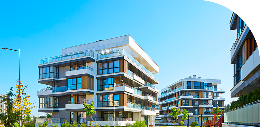 Vous hésitez entre l’acquisition et la location de votre résidence principale ? Être propriétaire possède de nombreux atouts en termes de confort ou sur un plan patrimonial. Pourquoi devenir propriétaire de son logement ? Quels sont les avantages à acheter ?  [Image_1]  Investir dans l’aménagement de son logement… pour soi  Percer un mur, changer la couleur des peintures, abattre une cloison : lorsque vous êtes propriétaire, vous êtes chez vous. Nul besoin de demander à quiconque l’autorisation de faire des travaux d’amélioration. Vous êtes totalement libre, dès lors que vous respectez les règles d’urbanisme ainsi que le règlement de copropriété.  À l’inverse, lorsque vous êtes locataire, toutes ces dépenses sont à votre charge. Bien sûr, vous pouvez demander une compensation au propriétaire bailleur, sous forme de contribution financière ou de ristourne sur le loyer. Mais, s’il refuse, vous devrez payer seul ces travaux si vous y tenez vraiment. Et, à votre sortie des lieux, vous ne récupérerez pas les fonds investis. Votre propriétaire, a contrario, profitera d’un bien immobilier plus attractif.  Lorsque vous êtes propriétaire, toutes les améliorations que vous apportez à votre bien vous bénéficient directement et non à un propriétaire bailleur.  Capitaliser sur le long terme et économiser des loyers  Chaque mois, le locataire paie un loyer, versé « à fonds perdus ». À l’inverse, lorsque vous versez une mensualité de crédit, celle-ci est composée d’une part d’intérêts (perdus) et d’une part de capital (qui vient augmenter votre patrimoine). Pour être gagnant financièrement, il suffit que le montant de votre ancien loyer soit supérieur au montant des intérêts d’emprunt.  Aux économies ainsi générées chaque mois s’ajoute la perspective de plus-value à la revente. Vous valorisez ainsi un capital sur la durée.  Placer ses économies dans une valeur refuge  Par rapport à d’autres investissements, la pierre rassure et s’apprécie sur le long terme. Même si, dans certains cas, les prix immobiliers peuvent reculer, la baisse excède rarement 5 à 10 %. Dans le cas d’un investissement boursier, la perte essuyée peut être bien plus importante.  Profiter de l’effet « boule de neige »  Acheter un studio, puis le revendre pour acquérir un deux-pièces et ainsi de suite jusqu’au grand logement familial : devenir propriétaire le plus tôt possible permet d’augmenter, au fur et à mesure des reventes, votre apport personnel. Un bon moyen pour accompagner votre parcours résidentiel.  Préparer la retraite  À la retraite, vos revenus d’activité diminuent en moyenne d’un tiers. Être propriétaire de son logement tout en ayant terminé de rembourser son crédit immobilier permet d’optimiser son budget. L’absence de loyer à verser vous fait bénéficier d’un complément de revenus « virtuel ».  Être propriétaire ou être locataire : quel choix pour votre projet de vie ?  Acheter ou louer, c’est avant tout une question de projet personnel. Devenir propriétaire reste pour beaucoup un objectif de stabilité et de valorisation sur le long terme, quand la location offre davantage de souplesse pour changer de logement ou de région. Chez VINCI Immobilier, nous accompagnons chaque profil pour trouver le bon équilibre entre liberté, sécurité et stratégie patrimoniale.  Louer : la flexibilité  Être locataire permet de :  Changer facilement de logement selon ses besoins (mobilité professionnelle, agrandissement du foyer…)  Ne pas payer de frais d’acquisition.  Se libérer des contraintes liées à l’entretien lourd du bien.  Mais la location a aussi ses limites : le loyer est une dépense sans création de valeur. Et à long terme, le coût cumulé d’un loyer peut parfois dépasser celui d’un crédit immobilier équivalent.  Acheter : un investissement pour l’avenir  Devenir propriétaire, c’est se constituer un patrimoine durable. Les mensualités de remboursement remplacent le loyer et, une fois le crédit terminé, vous disposez d’un bien dont la valeur peut continuer à croître.  C’est aussi :  Une meilleure stabilité résidentielle, sans risque de congé du bailleur  La liberté d’aménager et de rénover selon vos envies  Des avantages fiscaux si vous investissez dans le neuf (frais réduits, statut LMNP pour la location).  Comparatif : propriétaire ou locataire ?   	  Logement sans crédit  Être propriétaire ou être locataire : ce qu’il faut retenir  Acheter un bien immobilier, c’est préparer l’avenir : vous sécurisez votre logement, optimisez votre budget à long terme et créez de la valeur patrimoniale transmissible.  Avec VINCI Immobilier, vous bénéficiez d’un accompagnement complet, du choix du logement à la remise des clés, pour devenir propriétaire en toute sérénité.  Vous êtes à la recherche d’un bien à acheter ? Retrouvez tous nos logements neufs à vendre.